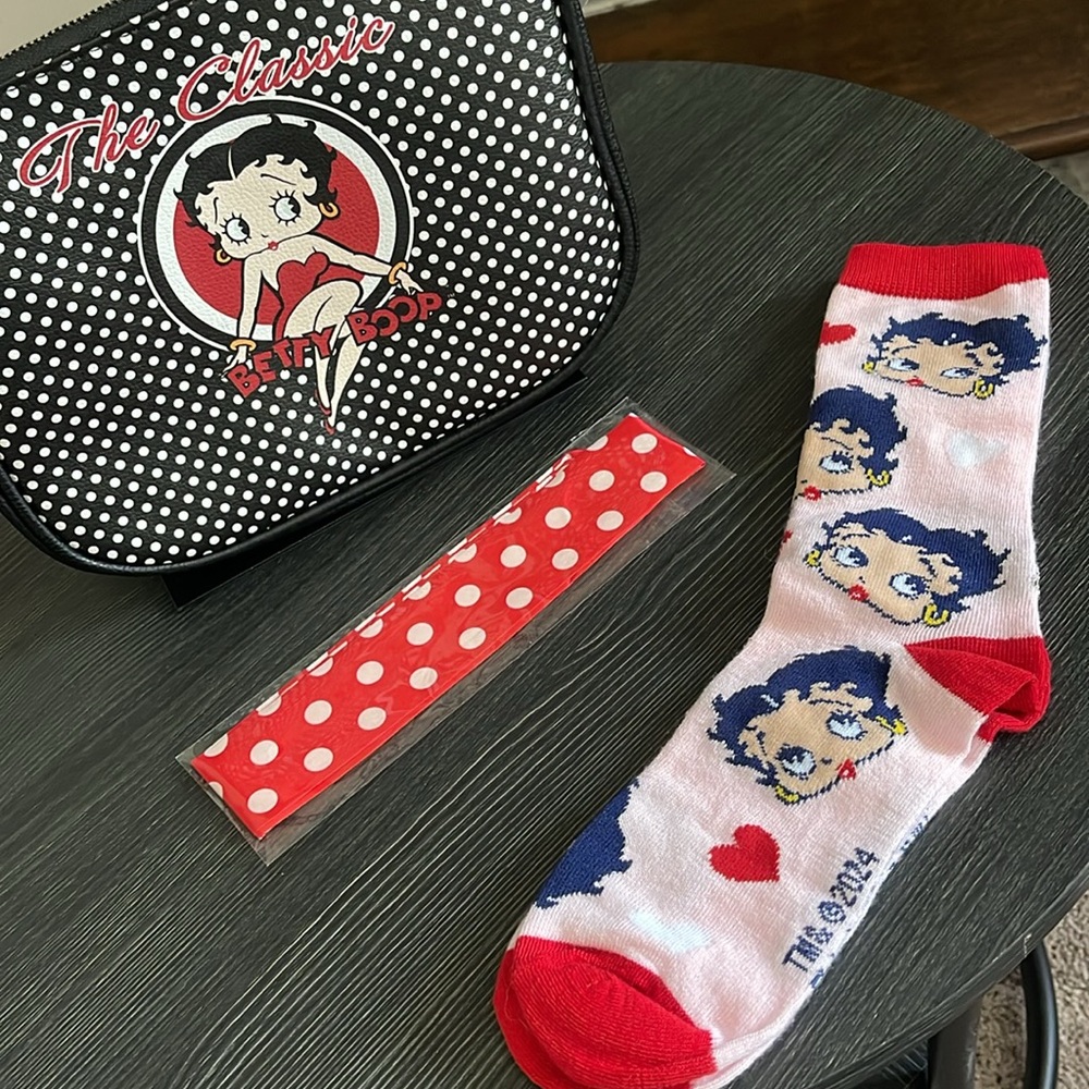 Betty Boop Bundle- Satchel/Crossbody, Socks and Twilly - Picture 9 of 9